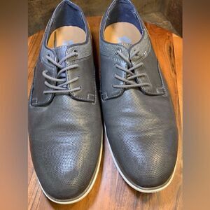 R2 lace up comfy shoes.  Inv 5508